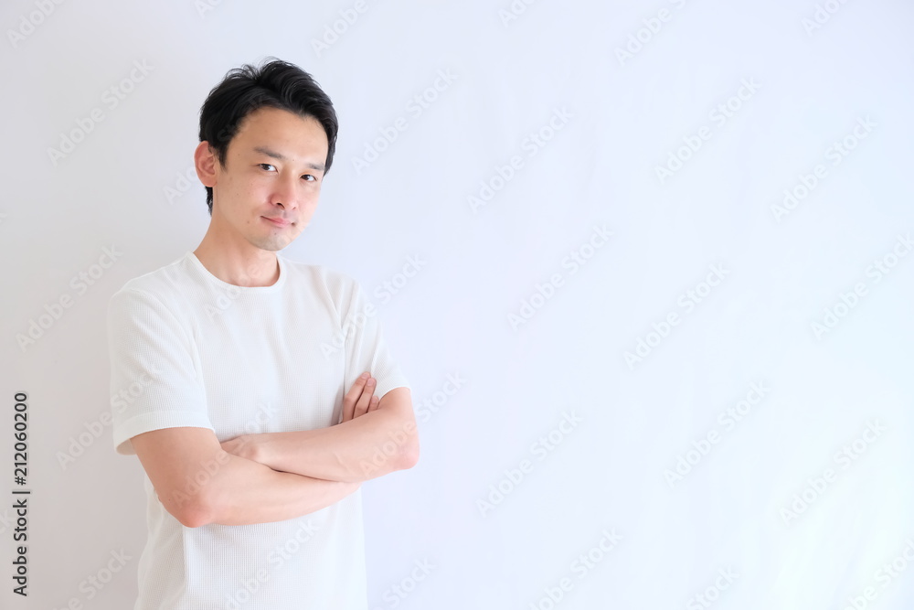 腕を組む人 腕を組む人