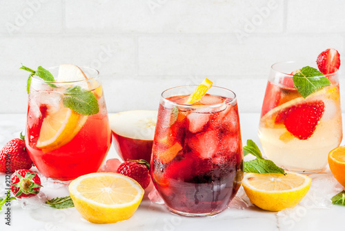 Photo Cold white, pink and red sangria cocktails with fresh fruits, berries and mint