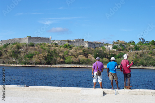 Pêcheurs face aux anciennes murailles de La Havane
