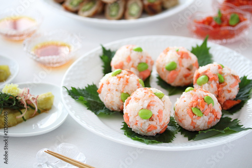 鮭と枝豆の手まり寿司