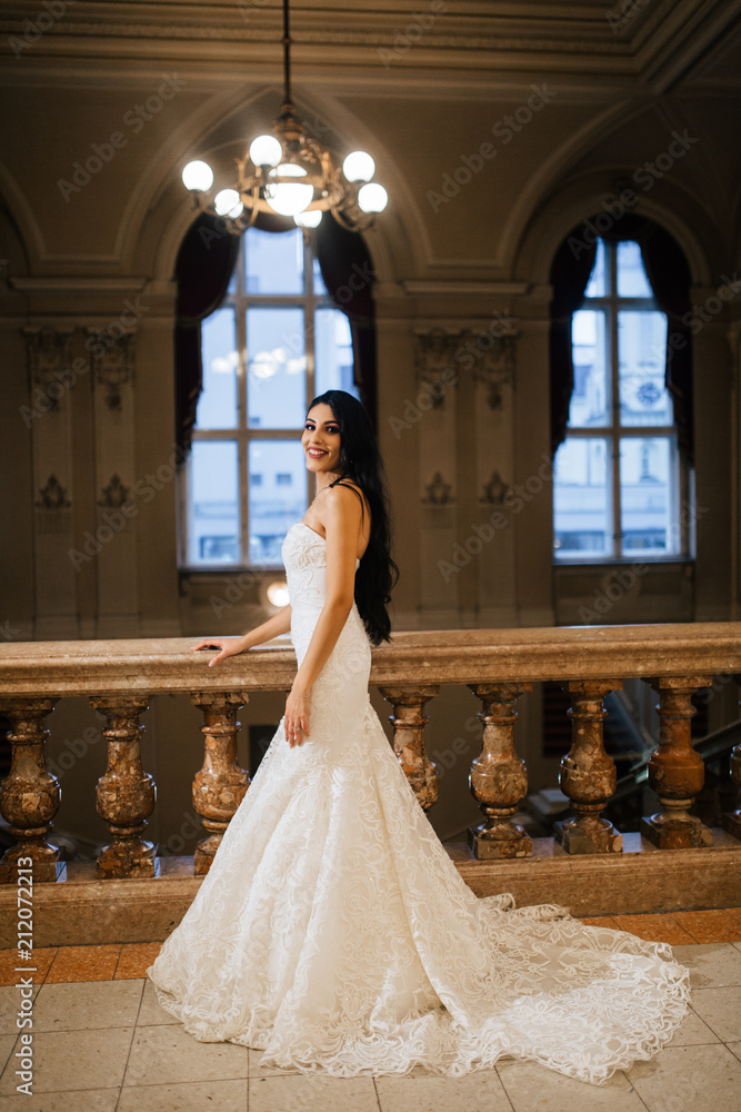 Obraz premium Amazing attractive bride in old palace
