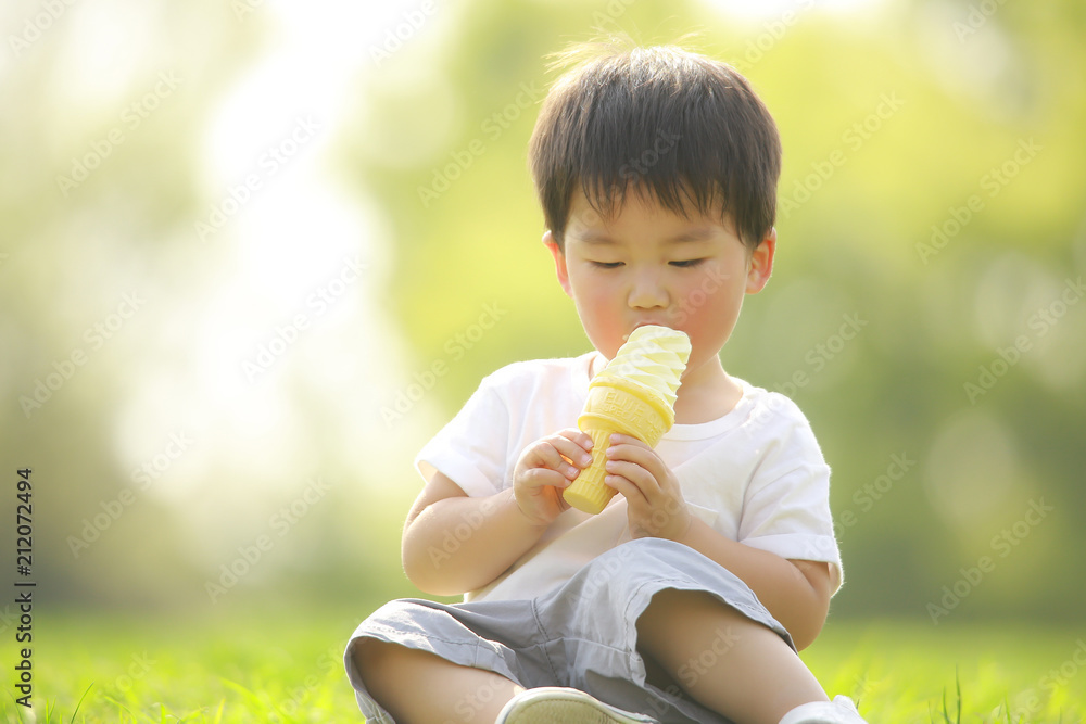 ソフトクリームを食べる男の子