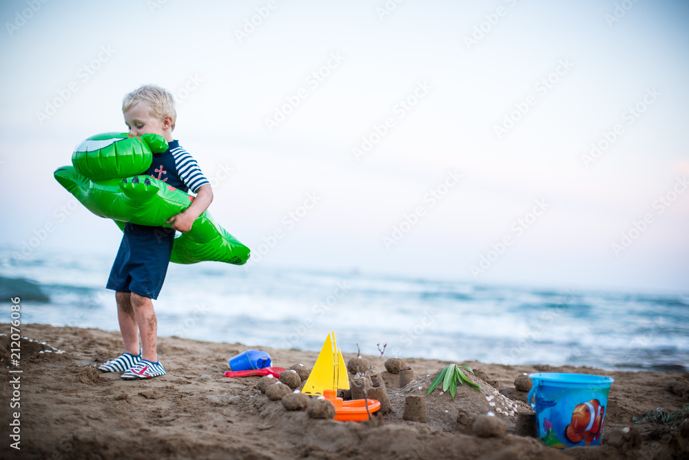 viel Spielzeug am Strand viel Spielzeug am Strand