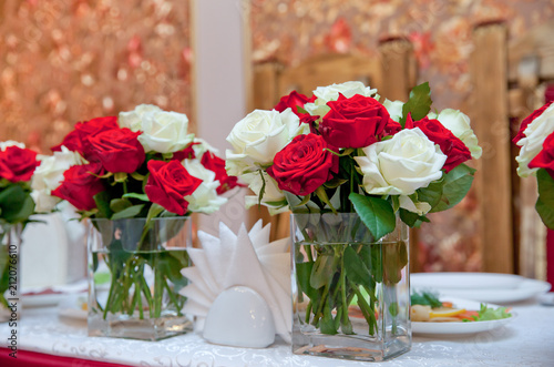 Wallpaper Mural bouquets of red and white roses Torontodigital.ca
