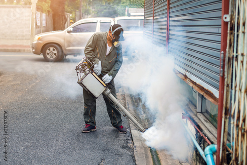 Man work fogging to eliminate mosquito and zika virus © Songwut Pinyo