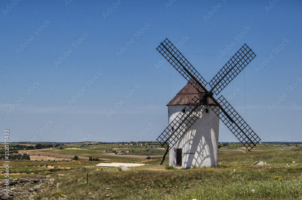 Molino manchego. Horizontal/paisaje en horizontal con molino manchego en Mota del Cuervo, provincia de Cuenca. Castilla La Mancha. España. Molino manchego. Horizontal/paisaje en horizontal con molino manchego en Mota del Cuervo, provincia de Cuenca. Castilla La Mancha. España.