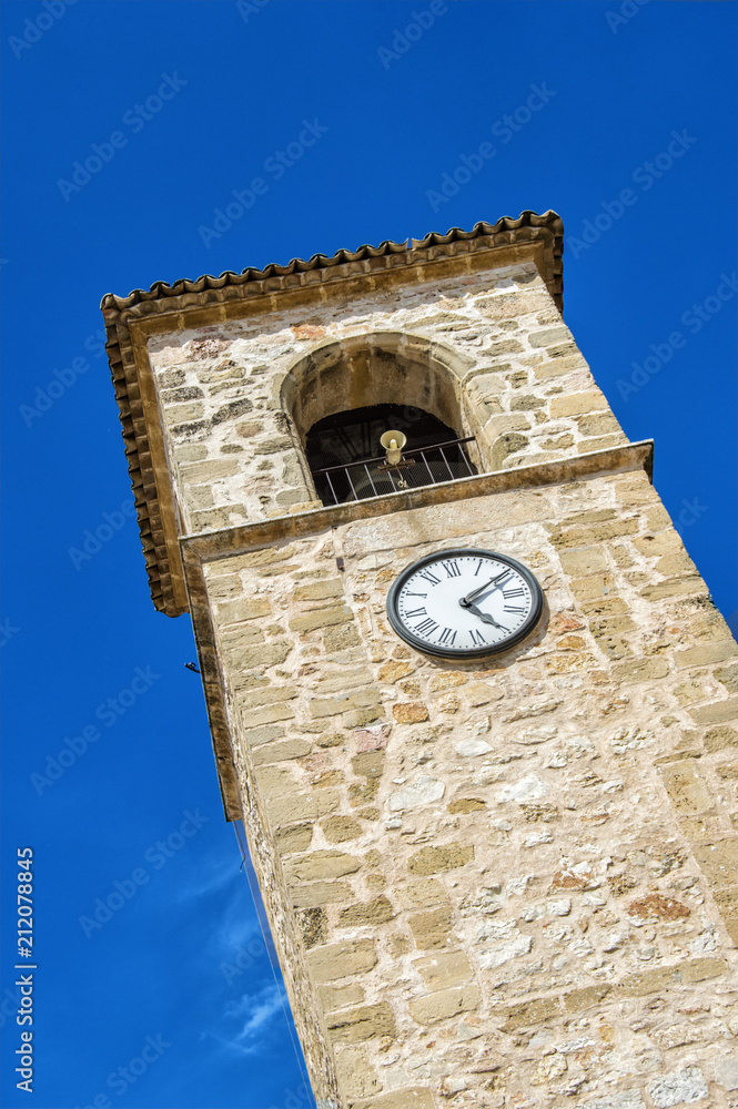 Torre con reloj y campanario/torre con reloj y campanario en piedra que forma parte del ayuntamiento de Mota del Cuervo, provincia de Cuenca. Castilla La Mancha. España.