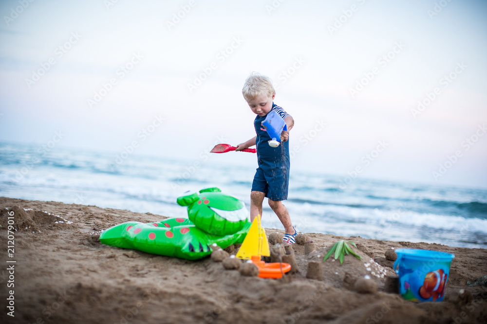 über den Strand laufen