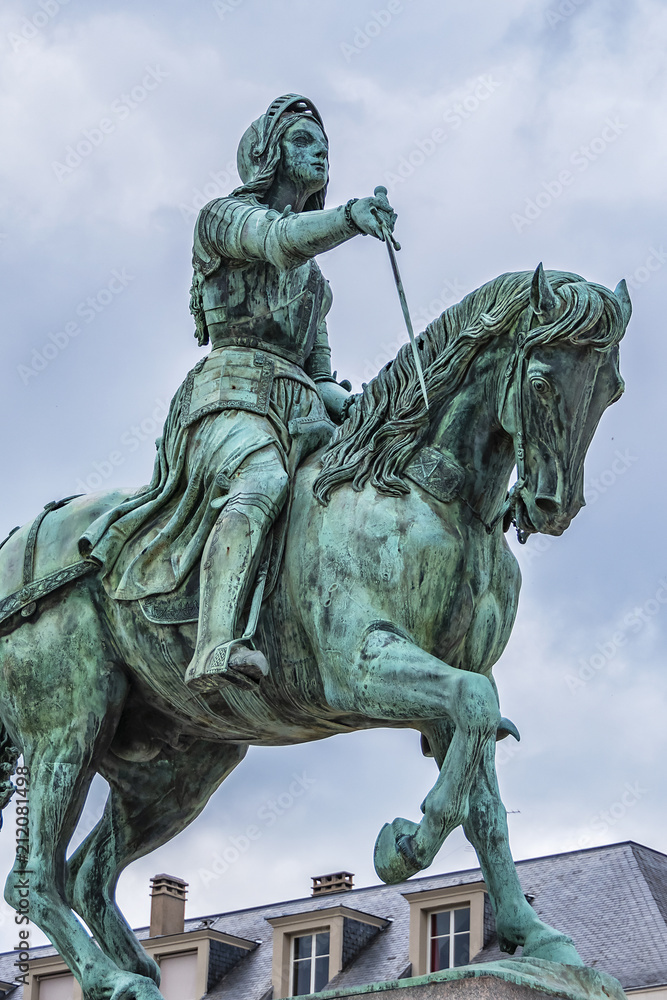 Fototapeta premium Bronze equestrian statue of Jeanne d'Arc (Joan of Arc, 1855) in the centre of Place du Martroi (Martroi square) in Orleans, France.