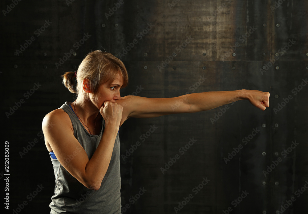 Obraz premium Side profile view of young athletic women boxing