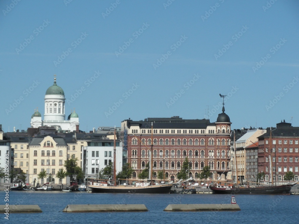 Helsinki mit Dom im Hintergrund