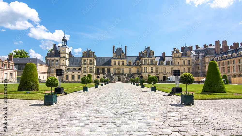 Fontainebleau palace (Chateau de Fontainebleau), France - obrazy, fototapety, plakaty 