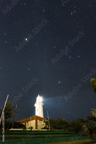 灯台と星空