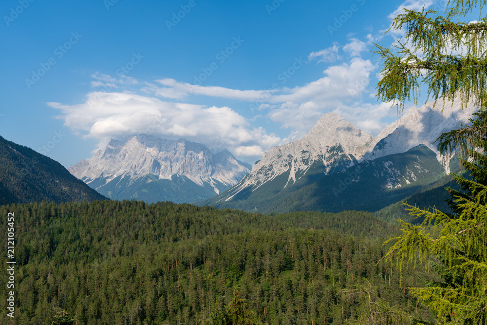 bewölkte Zugspitze mit Blindsee und Wald