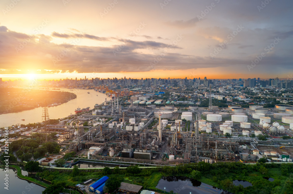 Fototapeta premium Widok z lotu ptaka zmierzchu rafinerii ropy naftowej, ujęcie z drona rafinerii ropy naftowej, rafinerii Zakład petrochemiczny o zmierzchu, Bangkok, Tajlandia