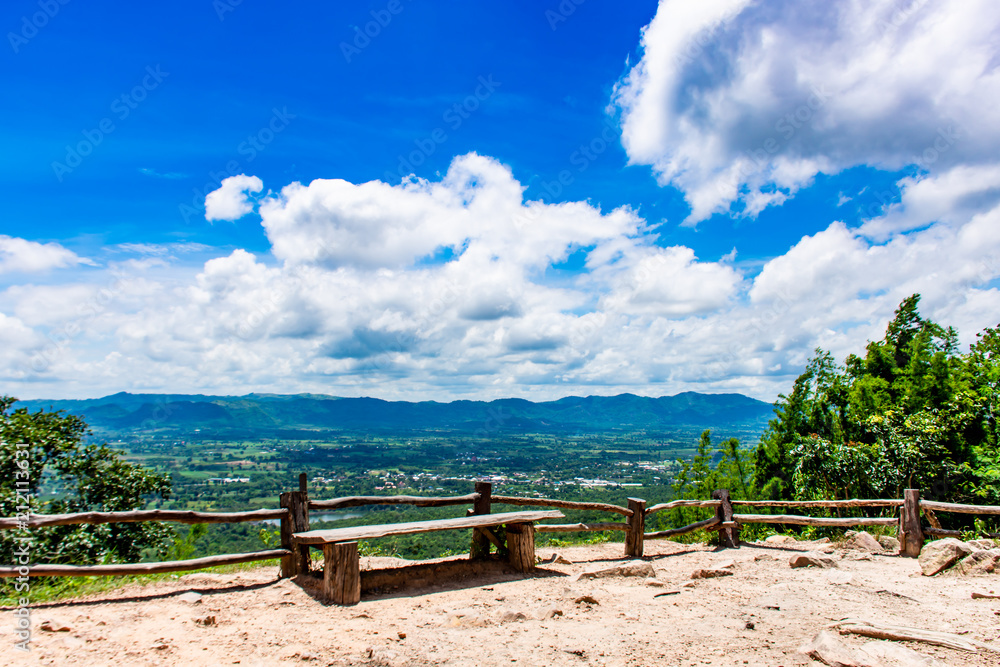 Obraz premium The point of view of the mountains and the town of Chaiyaphum at Sai Thong National Park Thailand.