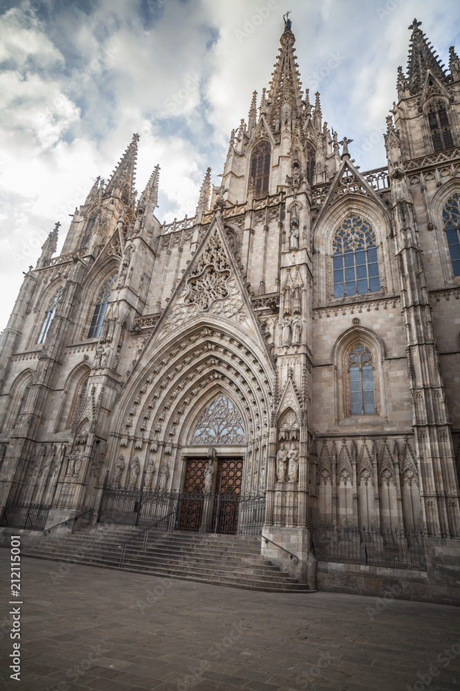 Fototapeta premium Katedra głównego wejścia w Barcelonie.