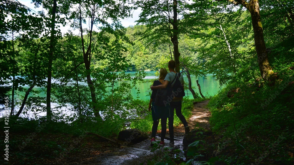 Fototapeta premium Paar an den Plitwitzer Seen - wandern - Plitvice