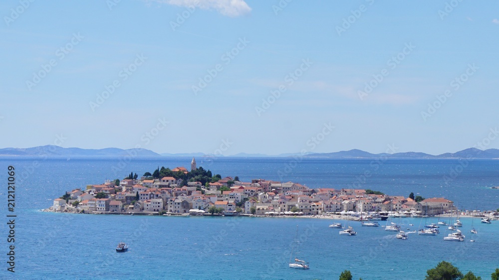 Blick auf Primošten - Stadt am Mittelmeer - Kroatien