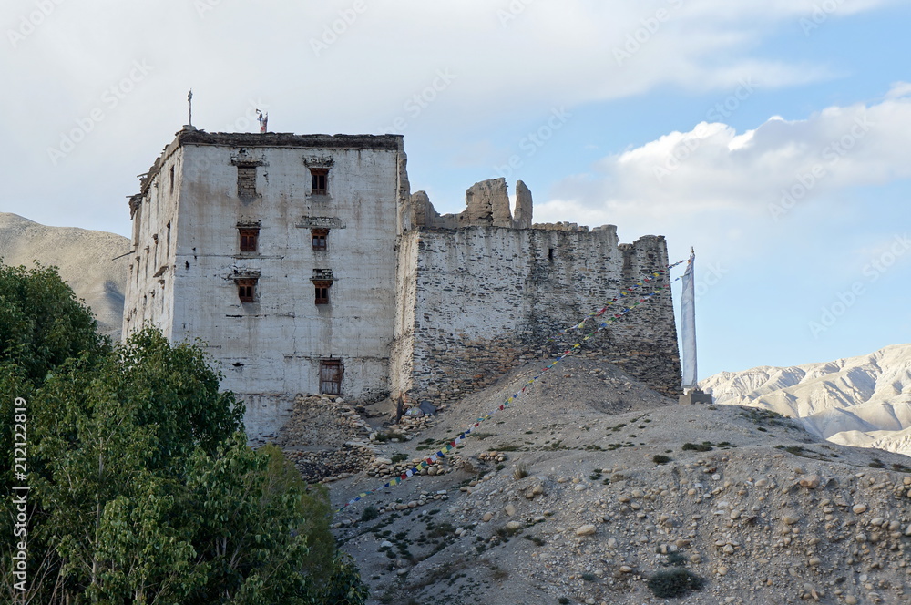 Obraz premium Old Royal Palace in Tsarang village, now a library-storehouse for Buddhist texts. Trekking to the closed zone of Upper Mustang. Nepal.