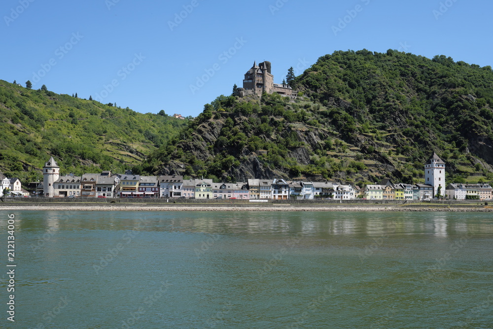 Sankt Goarshausen am Rhein mit Burg Katz nahe Loreley - Stockfoto