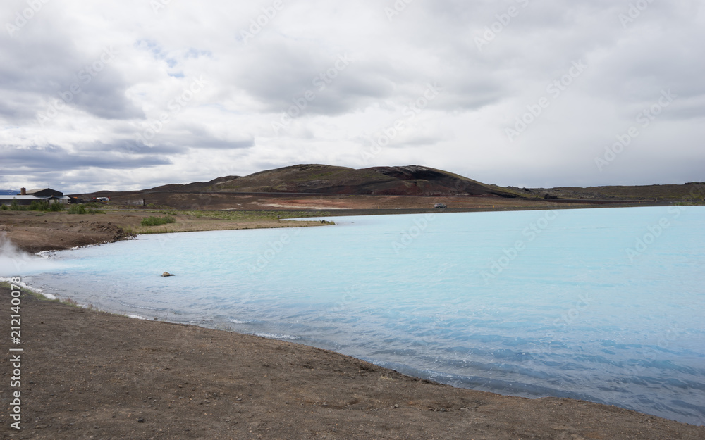 Landschaft mit Fumarole beim Mývatn Nature Bath / Kieselgurwerk in Nord-Island