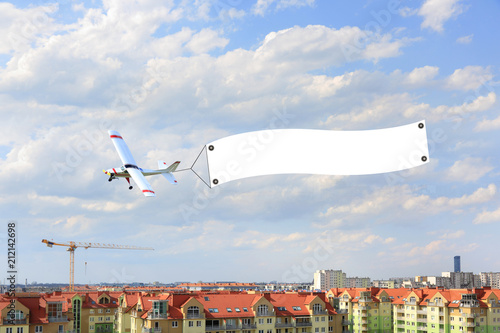 Reklama lotnicza, model samolot zdalnie sterowany z bilbordem reklamowym nad miastem Wrocław.