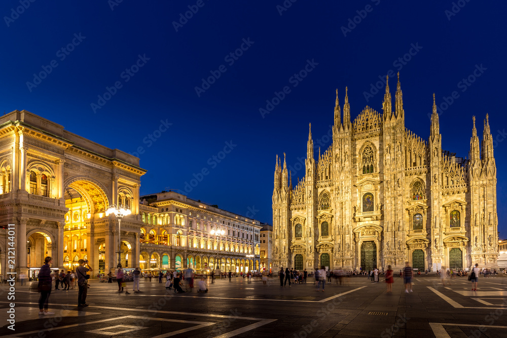 Fototapeta premium Katedra w Mediolanie i Piazza Duomo