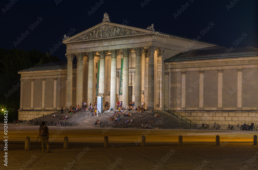 Naklejka premium Menschenansammlung am königsplatz nachts