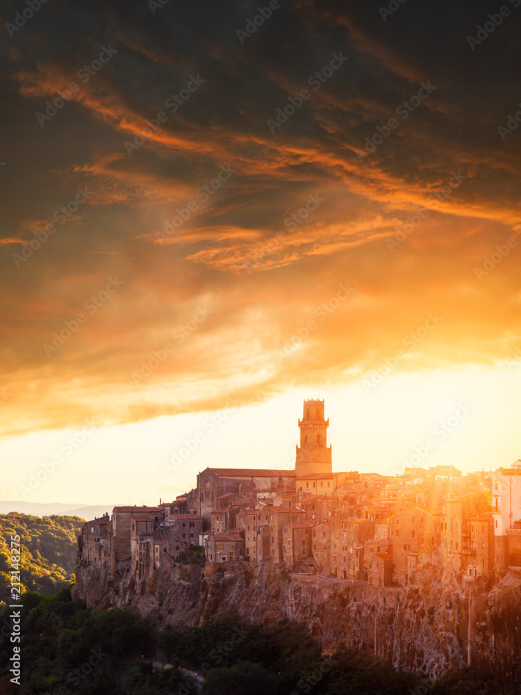 Obraz premium Sunset on the Tuscan city, Pitigliano