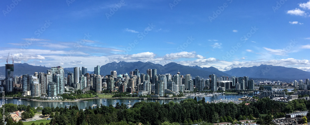 Naklejka premium Downtown Vancouver skyline w słoneczny dzień.