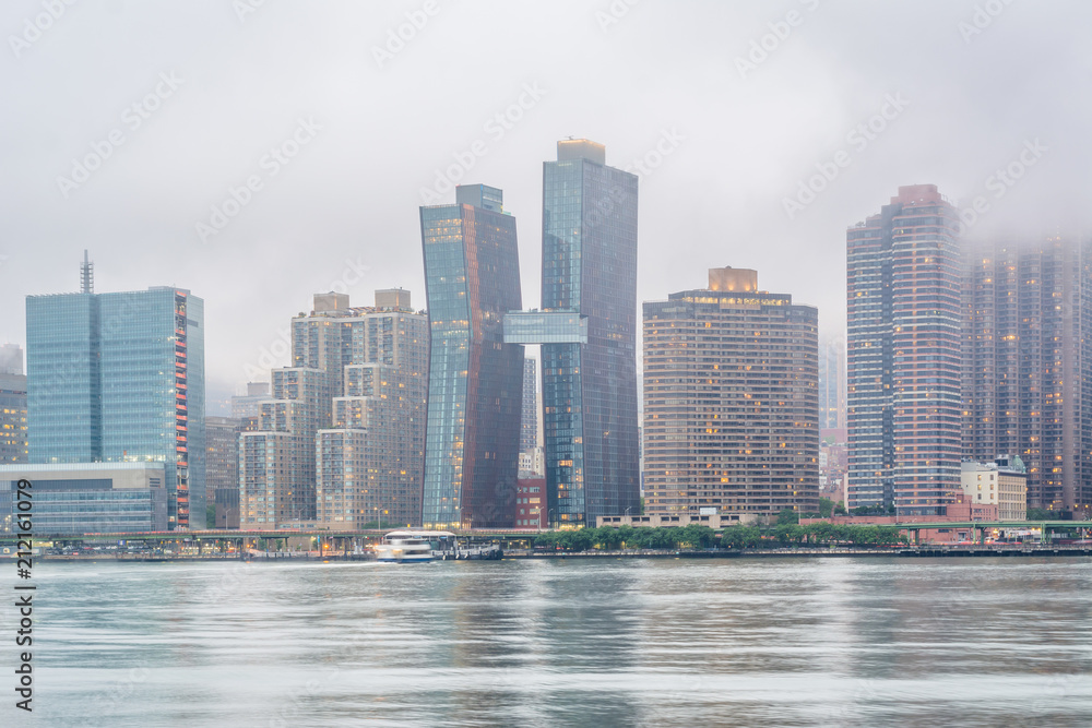 Fototapeta premium Mglisty widok na panoramę Manhattanu z Gantry Plaza State Park w Long Island City, Queens, Nowy Jork.