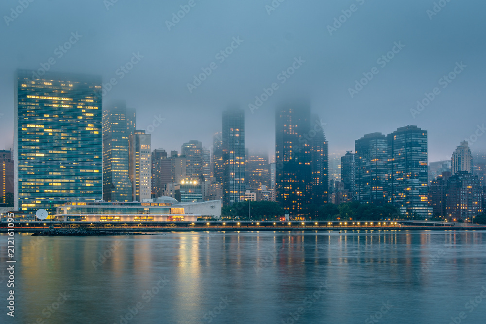 Obraz premium Foggy view of the Manhattan skyline from Gantry Plaza State Park, in Long Island City, Queens, New York City.