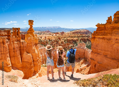Papier peint Family standing next to Thor's Hammer hoodoo on top of  mountain looking at beautiful view