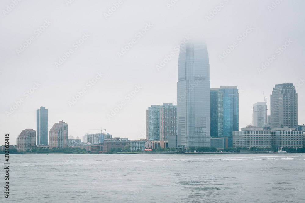 Obraz premium View of Jersey City from Battery Park, in Manhattan, New York City.