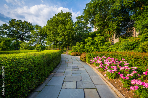 Fototapeta Naklejka Na Ścianę i Meble -  Walkway and flowers at the Conservatory Garden, in Central Park, Manhattan, New York City.