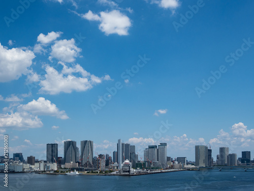 東京湾岸地帯の高層ビル群と青空