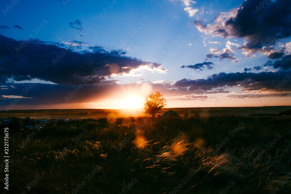 Naklejka premium large blue clouds at sunset in summer in nature