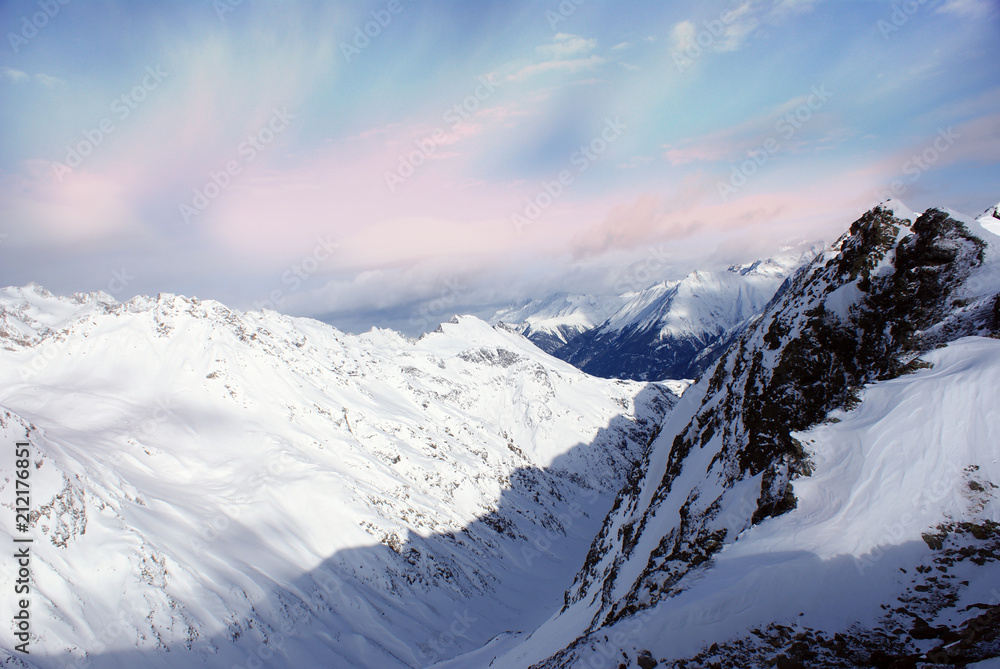 Obraz premium Mountain alps in Austria in winter, covered with snow