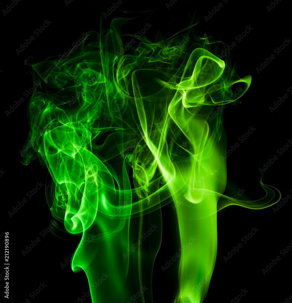 Obraz premium Green smoke on black background