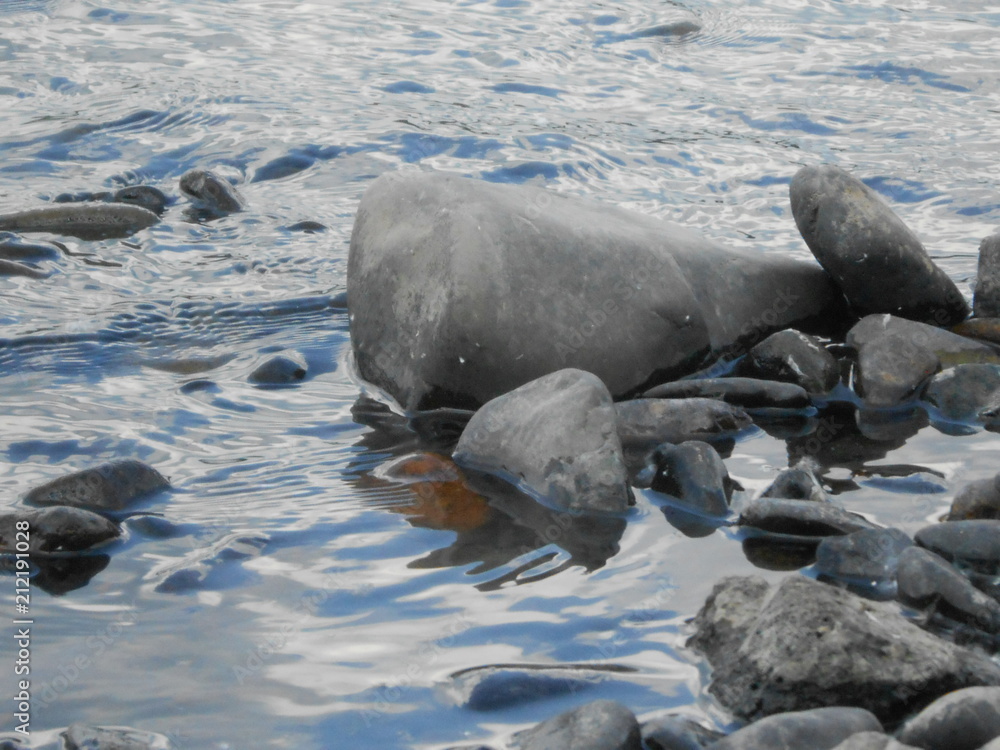 Fototapeta premium камни в реке летом