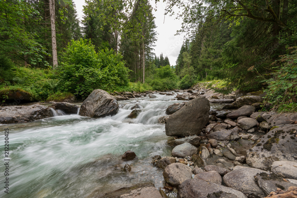 Kleiner Bach in idylischer Wiesen und Waldlandschaft Kleiner Bach in idylischer Wiesen und Waldlandschaft