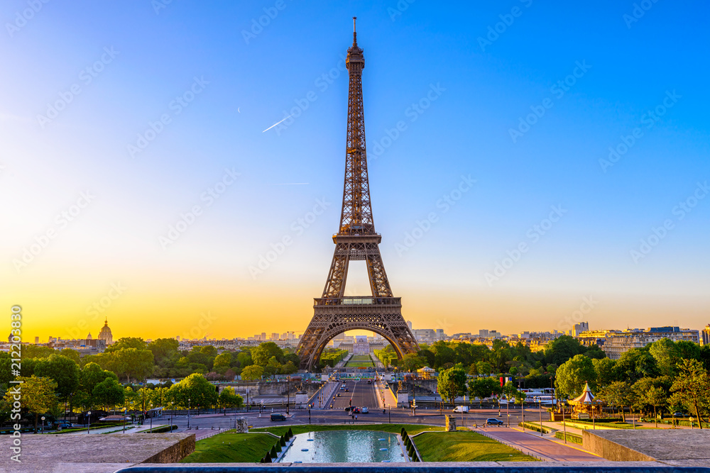 Naklejka premium Widok na Wieżę Eiffla z Jardins du Trocadero w Paryżu, Francja. Wieża Eiffla to jeden z najbardziej znanych zabytków Paryża