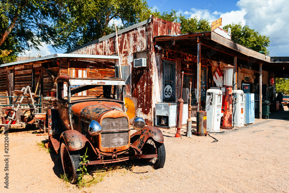 abandoned retro car in Route 66 gas station, Arizona, Usa Foto, Poster,  Wandbilder bei EuroPosters