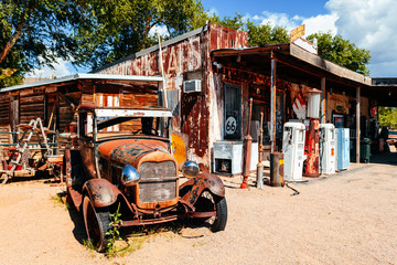 Aluminium schilderij Route 66 Verlaten retro auto Arizona tankstation  © jon_chica