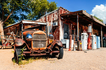 Acrylglasbilder Route 66 abandoned retro car in Route 66 gas station, Arizona, Usa  © jon_chica