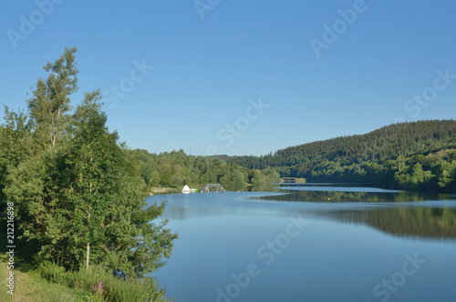 der beliebte Badesee Kronenburger See in der Eifel in Kronenburg,Nordrhein-Westfalen,Deutschland
