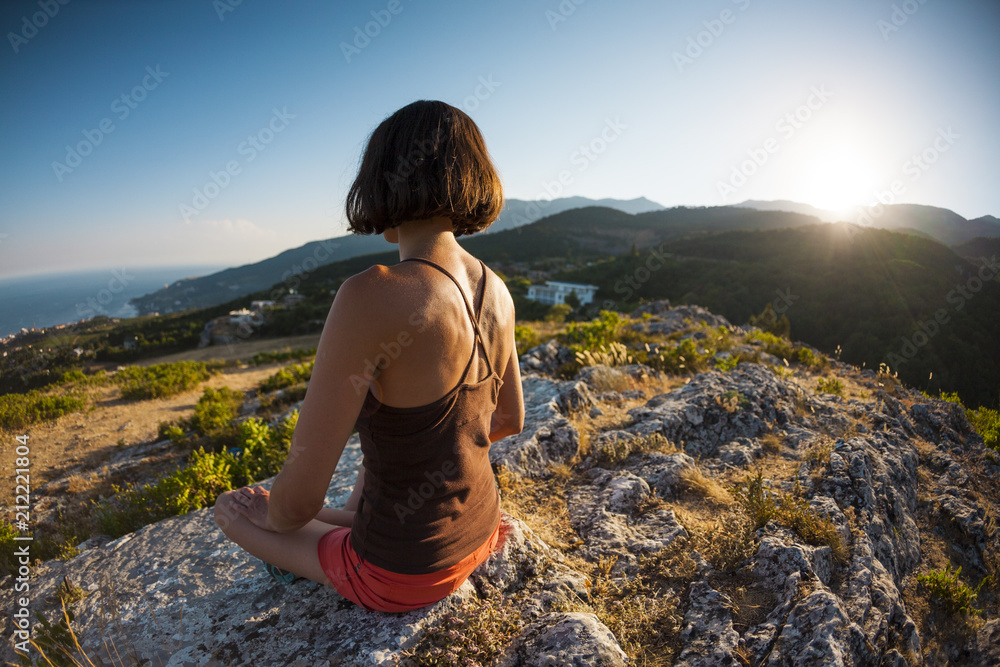 Naklejka premium Girl at the top of the mountain.