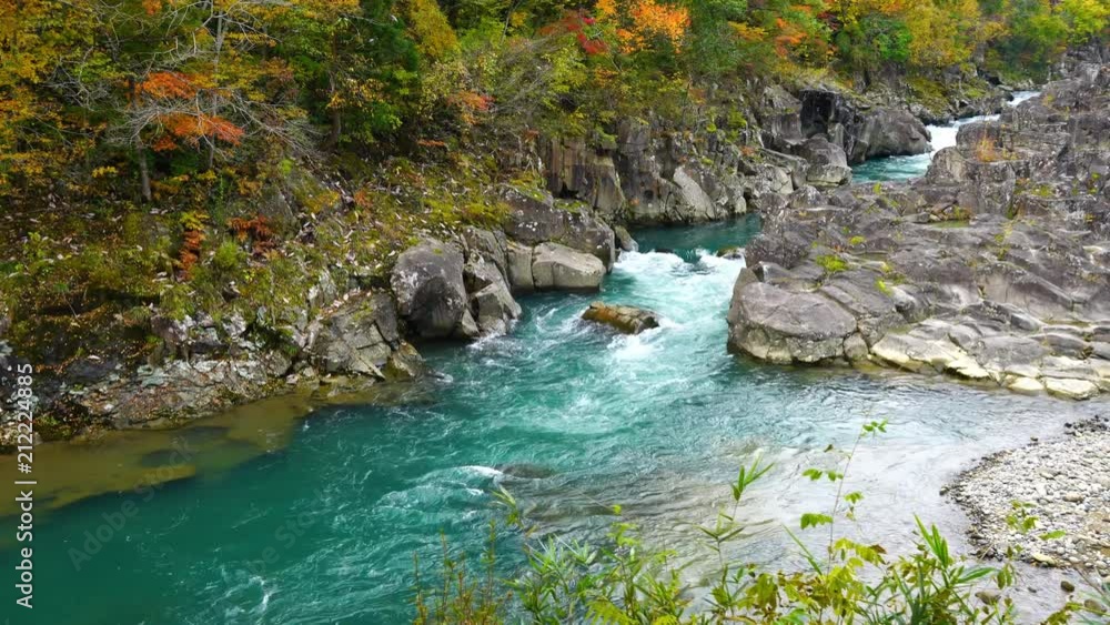 厳美渓の美しいエメラルドグリーンの水流と秋の彩り 厳美渓の美しいエメラルドグリーンの水流と秋の彩り