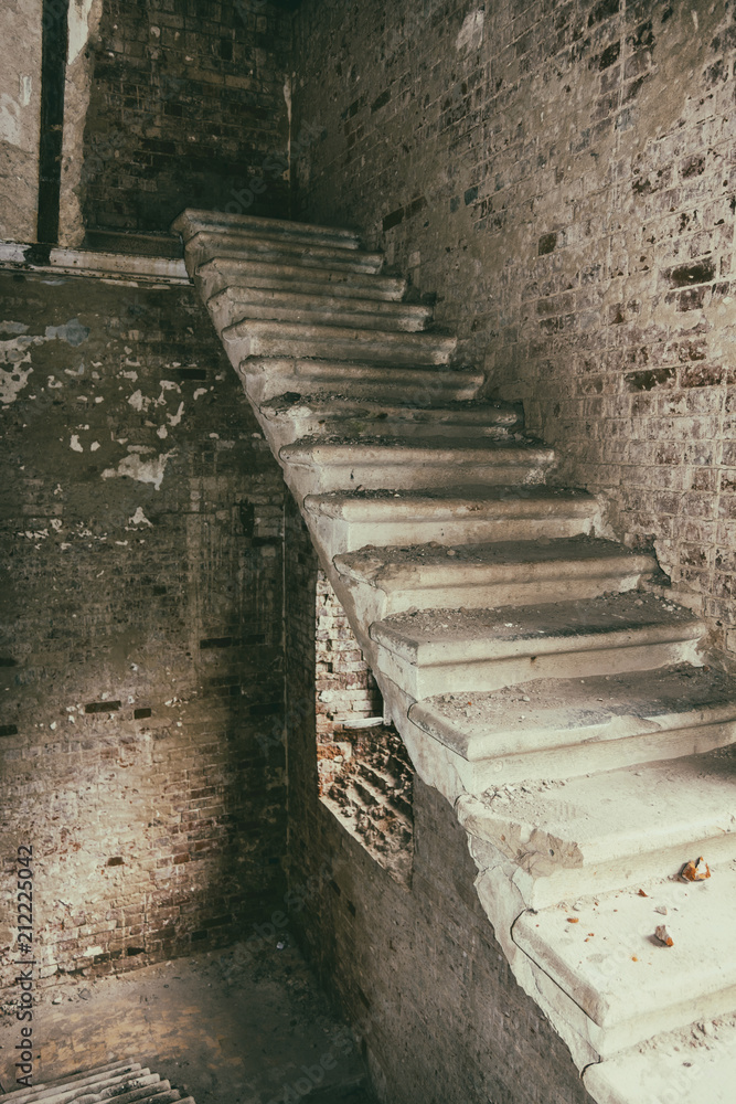 Obraz premium Destroyed staircase in the old castle. A ruined old mansion.